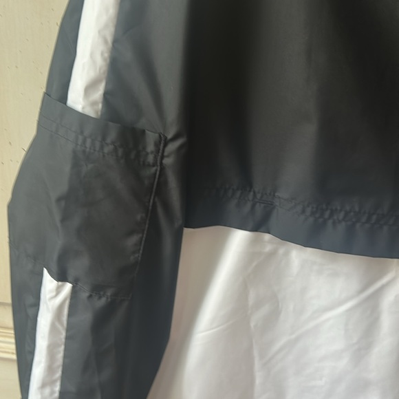 Nike women’s windbreaker jacket - Picture 6 of 9